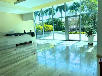 a large living room with a large floor to ceiling windows at Apto Con Ubicación Privilegiada in Barranquilla