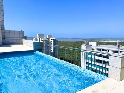 a swimming pool on the roof of a building at Apto Con Ubicación Privilegiada in Barranquilla
