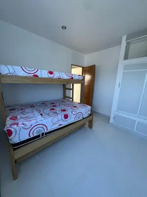 a bedroom with two bunk beds and a window at Apartamentos Altos de Guayabal in El Triunfo