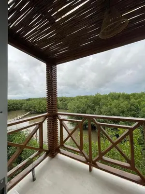a balcony with a view of a river and trees at Un paraíso frente al mar in San Silvestre