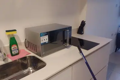 a microwave sitting on a counter next to a sink at Aparta suite cerca al mar por vía Irotama in Santa Marta