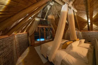 a bedroom with a hammock in a attic at Isla Corona in Baru