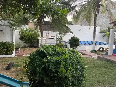 a yard with a pool and a palm tree at Casa campestre Magyli in Puerto Salgar