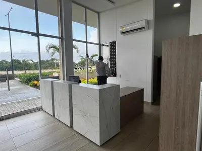 a man standing at a reception desk in a building at Tu refugio perfecto in Manzanillo del Mar