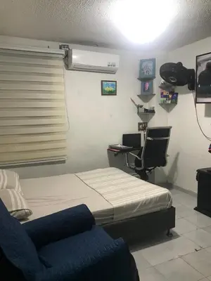 a bedroom with a bed and a desk with a computer at Apartamento Carnavalero calle 72, ubicación privilegiada eventos de carnaval zona norte in Barranquilla