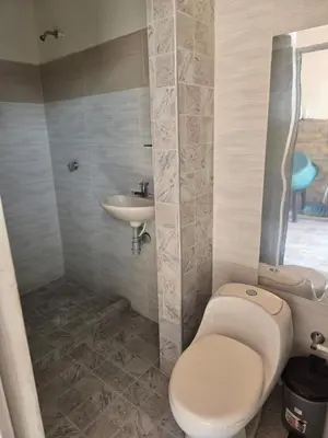 a bathroom with a toilet and a sink at Casa con piscina cerca al aeropuerto in Malambo