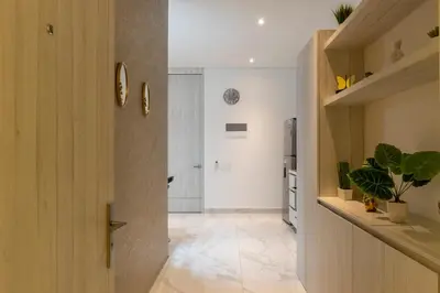 a hallway with a door leading to a kitchen at Apto de Lujo con Vista al Mar en Playa Bello Horizonte in Santa Marta