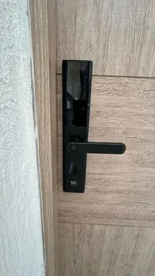 a cell phone sticking out of a door at Norte de Barranquilla in Barranquilla