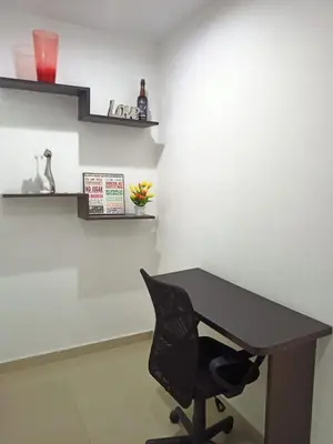 a black desk and a black chair in a room at MODERNO Y ACOGEDOR Apartamento A UNOS PASOS DEL CENTRO COMERCIAL BUENAVISTA in Barranquilla