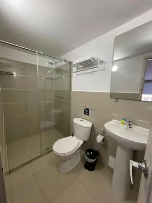 a bathroom with a shower and a toilet and a sink at HS-DD Habitación Deluxe cerca al mar con piscina y wifi in Cartagena de Indias