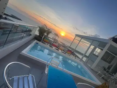 a swimming pool on top of a building next to the ocean at HS-DD Habitación Deluxe cerca al mar con piscina y wifi in Cartagena de Indias