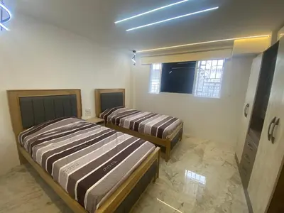 a room with two beds and a television in it at Casa de lujo en barrio popular in Cartagena de Indias
