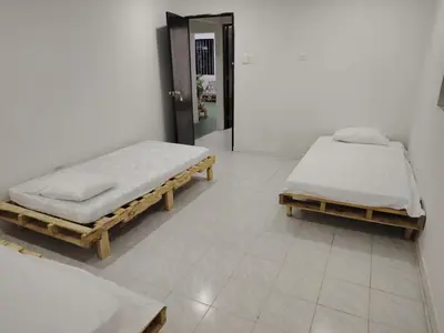 two beds in a room next to a door at Casa yamulemao in Cartagena de Indias