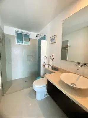 a bathroom with a toilet and a sink and a shower at 1PE-AL Apartamento de 1 alcoba frente al mar con Aire acondicionado, Piscina y Wifi in Cartagena de Indias