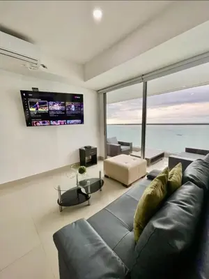 a living room with a couch and a television at 1PE-AL Apartamento de 1 alcoba frente al mar con Aire acondicionado, Piscina y Wifi in Cartagena de Indias