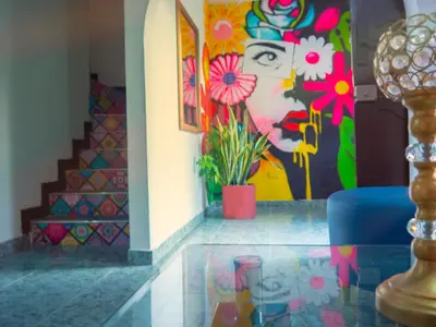 a room with a painting on the wall and a table at Lovely and close to airport, sea, and old town in Cartagena de Indias