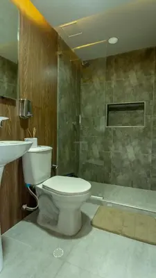 a bathroom with a toilet and a shower at Hermoso Pent-House Piso 21 con vista privilegiada in Cartagena de Indias