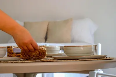 a person holding a bunch of nuts on a coffee table at Apartamento Morros C28 acceso directo al Mar Manzanillo in Cartagena de Indias