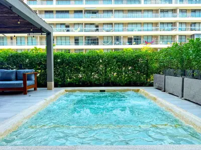 a swimming pool in front of a large building at Exclusivo apartamento con Piscina Privada in Cartagena de Indias