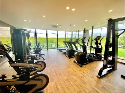a gym with a row of treadmills and elliptical machines at Hermoso Apartamento Cartagena Salida directa al Mar in Cartagena de Indias