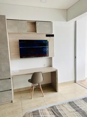 a room with a desk with a tv and a chair at Hermosa APARTASUITE EN CARTAGENA!! in Cartagena de Indias