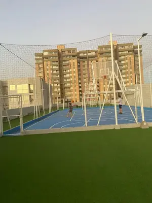 two people playing tennis on a tennis court at Lindo apartamento en el norte in Barranquilla