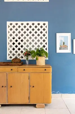 a wooden cabinet with plants on top of a blue wall at Cabaña Tio Chin in Coveñas