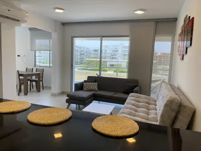 a living room with a couch and a table at Moderno Apartamento en Cartagena in Cartagena de Indias