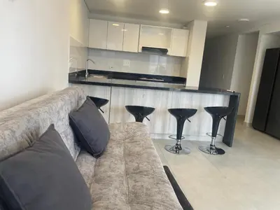 a living room with a couch and a kitchen at Moderno Apartamento en Cartagena in Cartagena de Indias