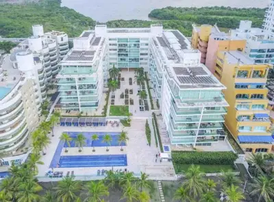 an aerial view of a large building with palm trees at Apartamento para viajar en familia in Cartagena de Indias
