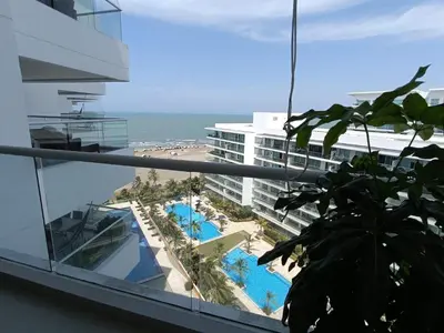 a view of a building with a pool and the ocean at Apartamento en Los Morros - Cartagena de Indias in Cartagena de Indias