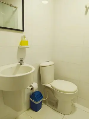a white bathroom with a toilet and a sink at Apto Centro Historico Quero in Cartagena de Indias