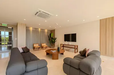 a living room with two couches and a table at Lujoso con acceso directo a la Playa in Cartagena de Indias