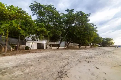 an empty street with trees and a house at Casa de playa Vistamare in Santa Marta