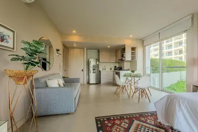 a living room with a couch and a kitchen at Condominio frente al mar con acceso directo a la playa Morros IO in Cartagena de Indias