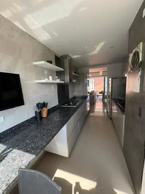 a kitchen with granite counter tops and a counter top at Apto moderno frente CC Buenavista, lujo y vistas in Barranquilla