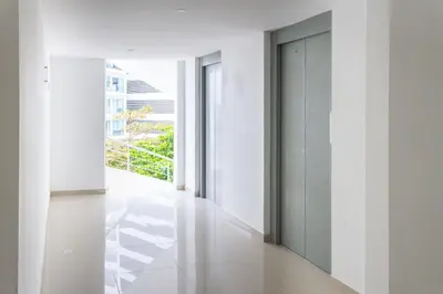 a hallway with white walls and white floors and sliding doors at Apartamento 1 dormitorio Morros. Vista Mar y Salida Playa in Cartagena de Indias