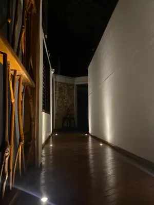 a dark hallway with a wooden floor and a wall at Casa Arrecife San Bernardo del Viento in San Bernardo del Viento