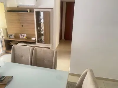 a room with a white table and two chairs at Habitación en Villa Carolina con aire in Barranquilla