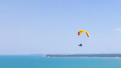 a person flying a kite in the sky over the water at Boquillas del Mar - Apartamentos in Cartagena de Indias