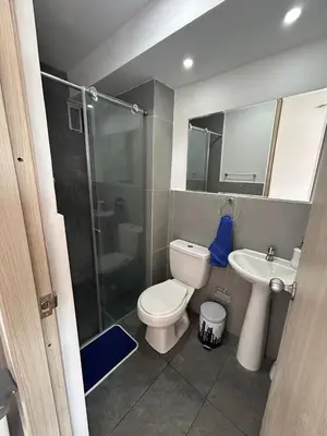 a bathroom with a toilet and a shower and a sink at Moderno Apartamento en Barranquilla, Miramar in Barranquilla