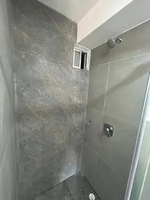 a bathroom with a shower with a glass door at Moderno Apartamento en Barranquilla, Miramar in Barranquilla
