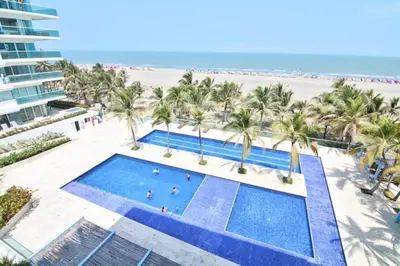 an overhead view of a swimming pool and the beach at Apartamento en la Boquilla Cartagena in Cartagena de Indias