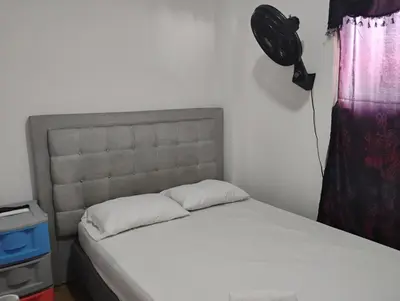 a bedroom with a bed and a window with a hat at Safariplaya in Cartagena de Indias