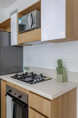 a kitchen with a stove and a microwave at Palmar del Mar in Cartagena de Indias