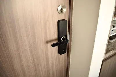 a door with a black handle on a wooden door at Luxury apartment with pool in Barranquilla