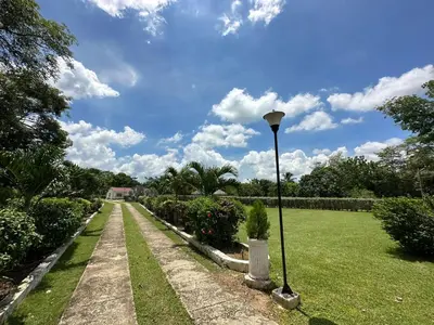 a street light next to a lawn with bushes at Casa Campestre Rancho 75 Eco Park in Arjona