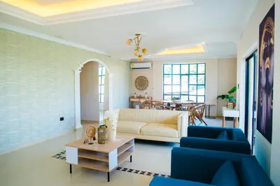 a living room with a couch and a table at Apartamento cerca a Getsemaní in Cartagena de Indias