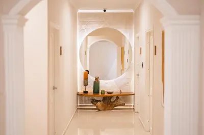 a hallway with a table and a mirror at Apartamento cerca a Getsemaní in Cartagena de Indias