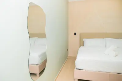 a bedroom with two beds and a mirror at Apartamento cerca a Getsemaní in Cartagena de Indias